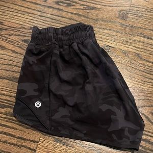 SUPER CUTE Black camo Lululemon hotty hot shorts 2.5 inch